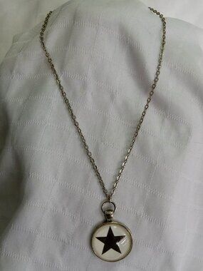 David Bowie'star handmade pendant with a silver colored chain